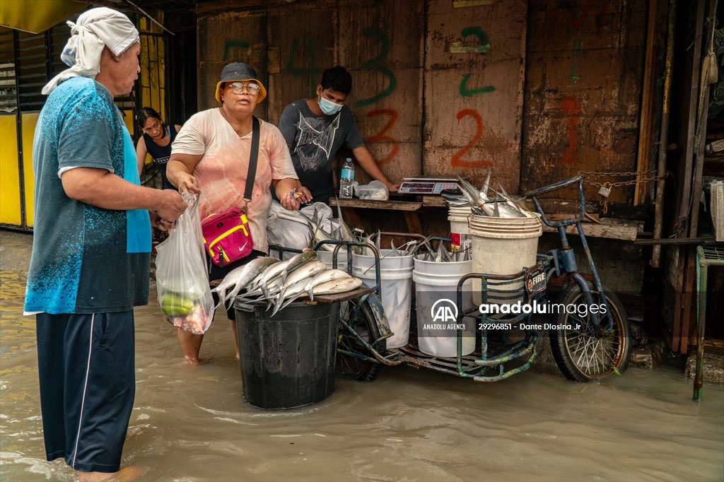 Tropical Storm Nalgae hits Philippines