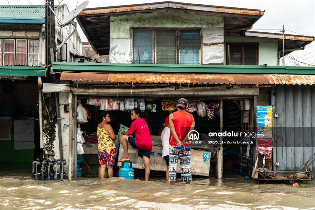 Tropical Storm Nalgae hits Philippines