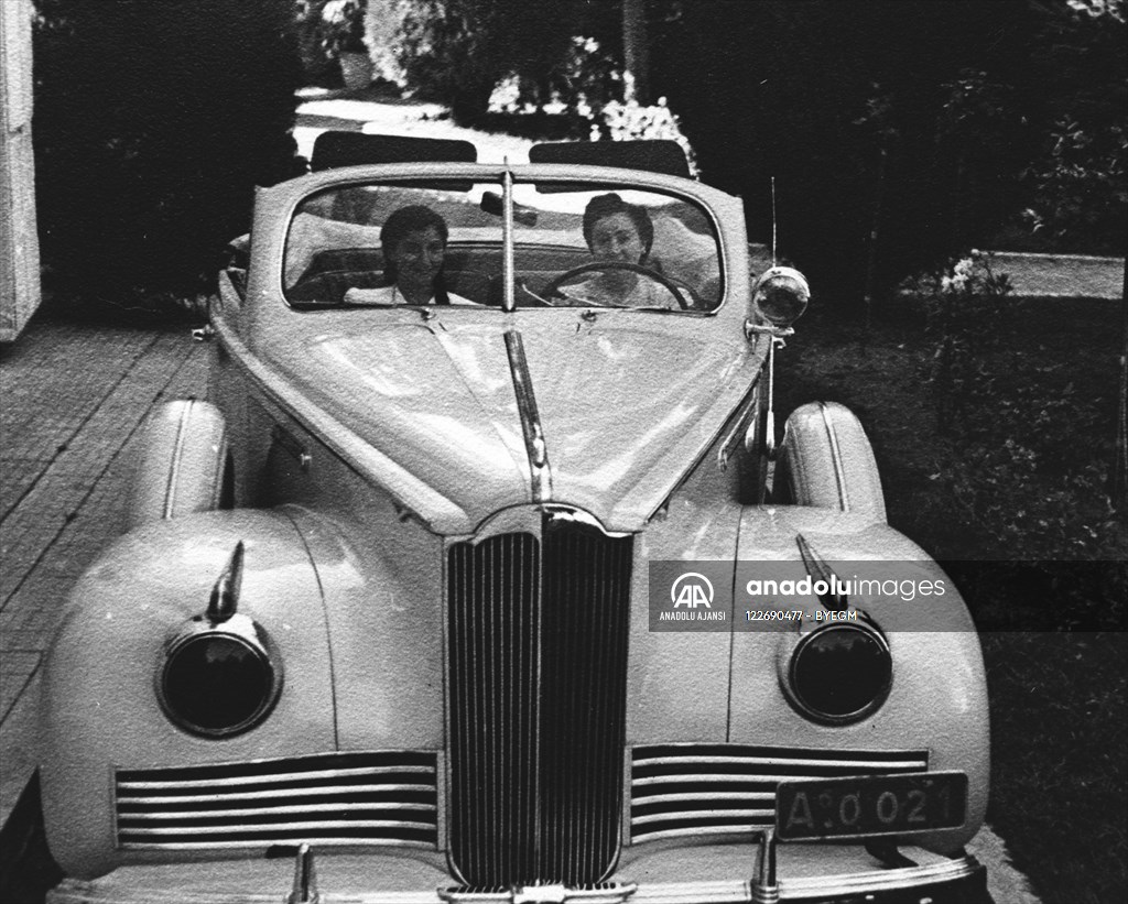 Mevhibe ve Özden İnönü otomobilde