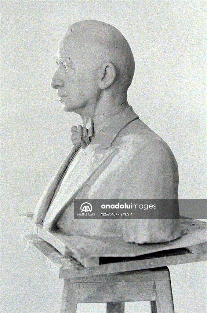 İsmet İnönü büstü