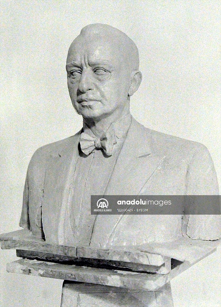 İsmet İnönü büstü