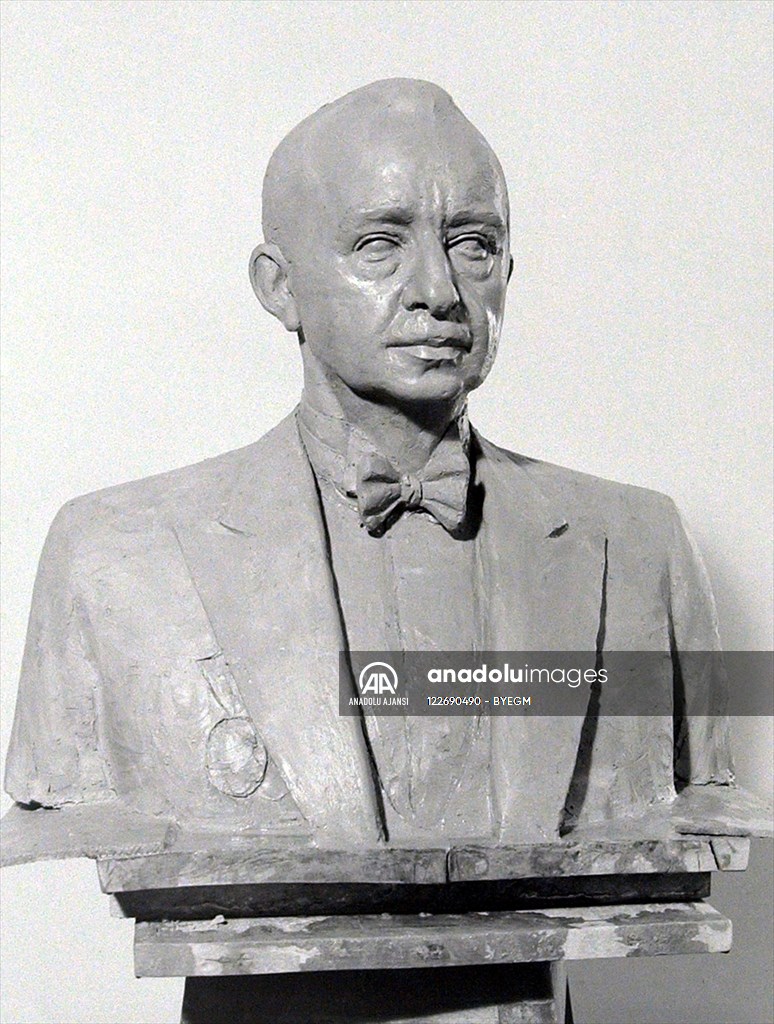 İsmet İnönü büstü