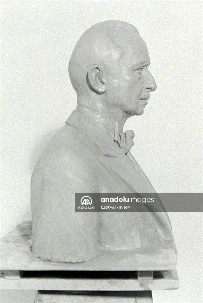 İsmet İnönü büstü