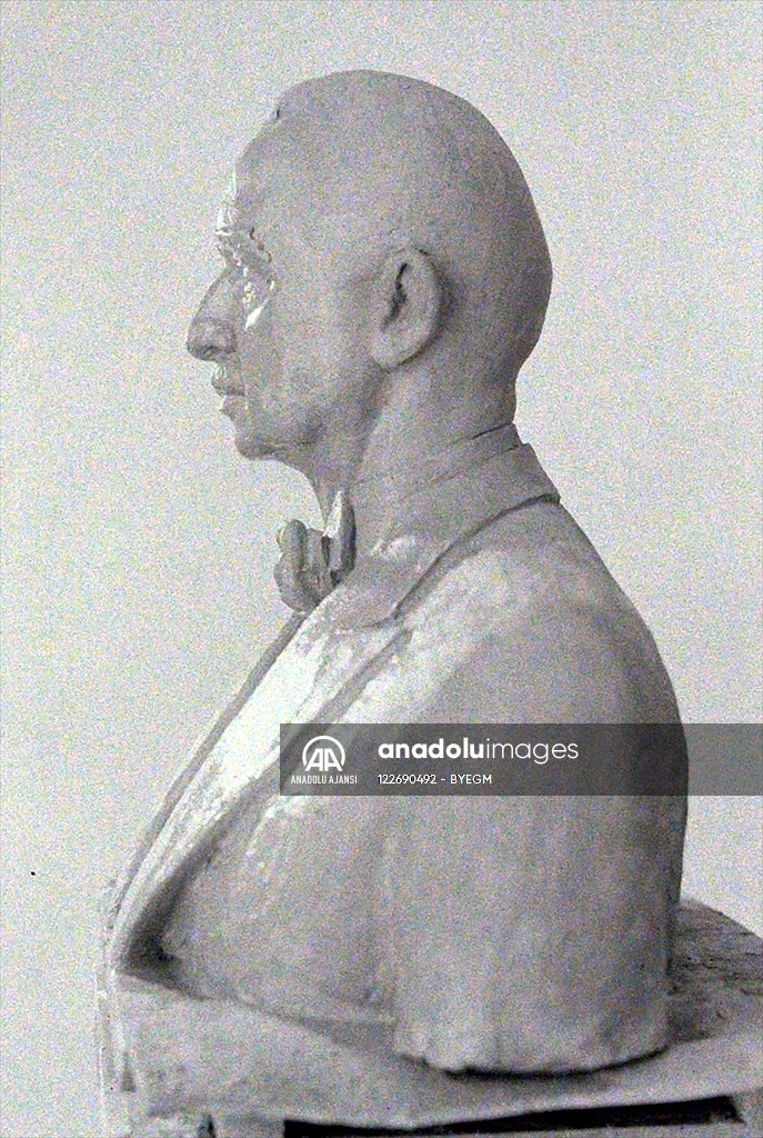 İsmet İnönü büstü