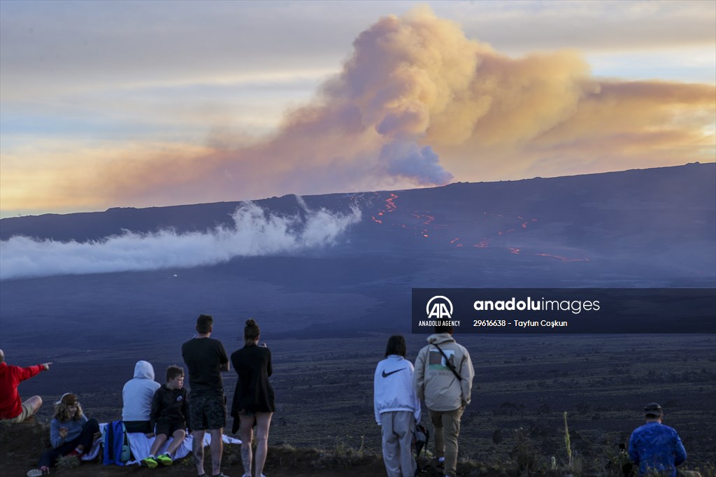 Hawaii's Mauna Loa erupts