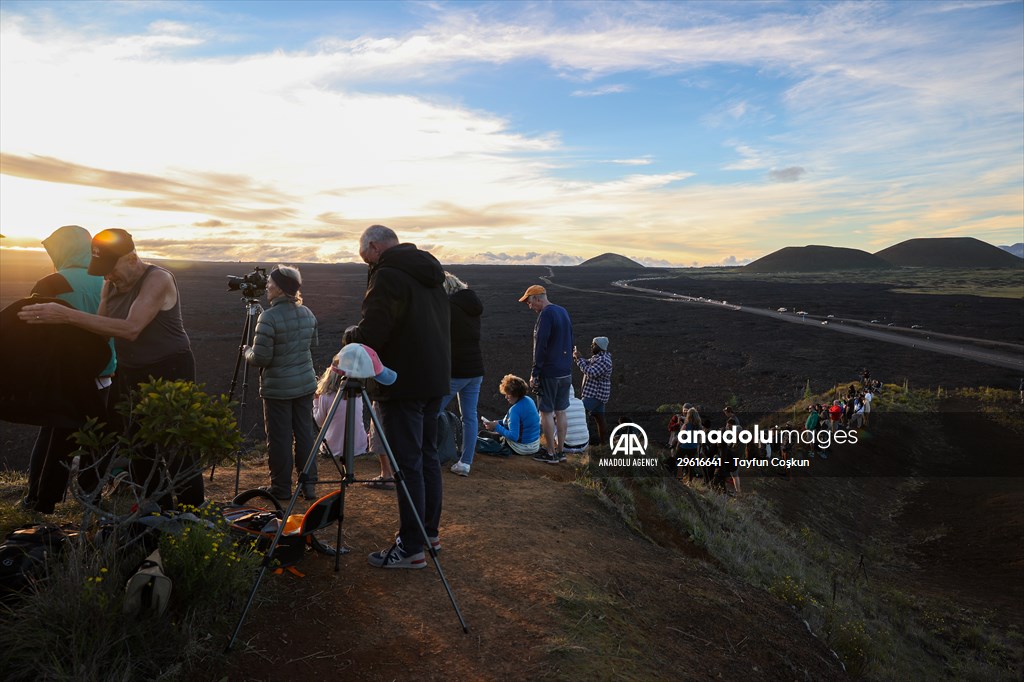 Hawaii's Mauna Loa erupts