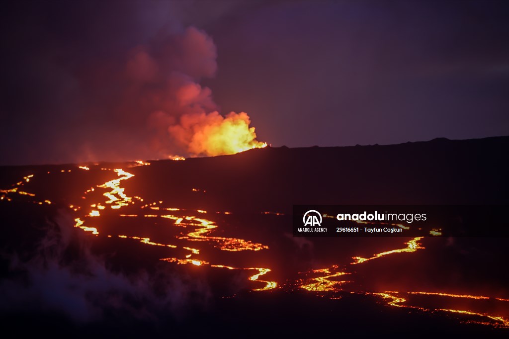 Hawaii's Mauna Loa erupts