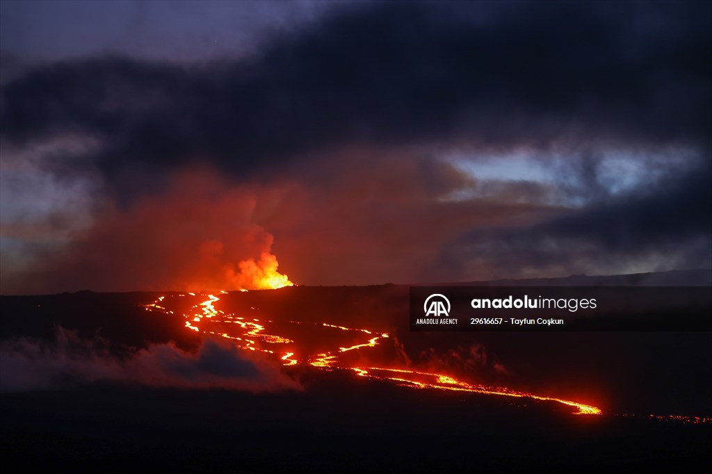 Hawaii's Mauna Loa erupts