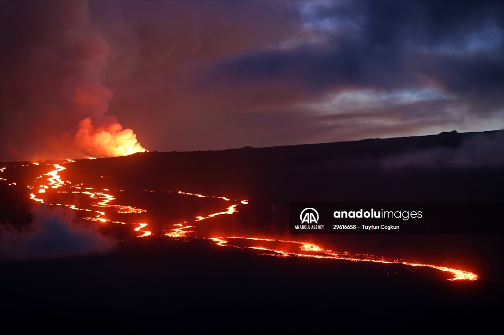 Hawaii's Mauna Loa erupts