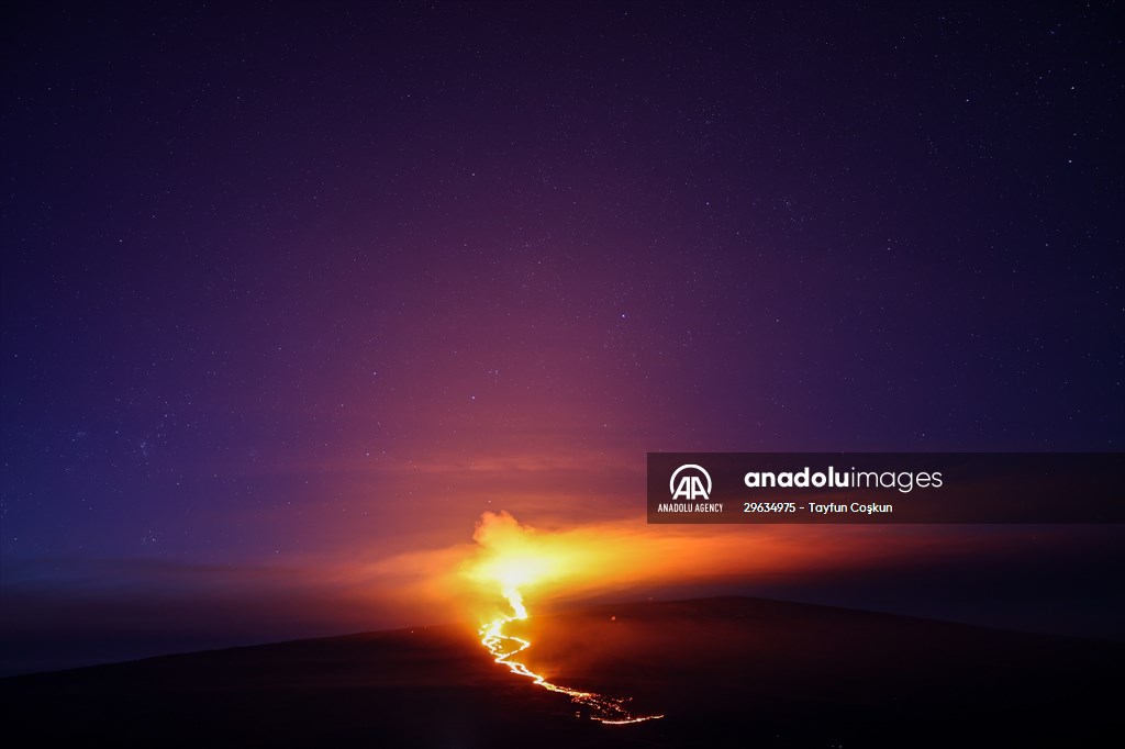 Hawaii's Mauna Loa erupts