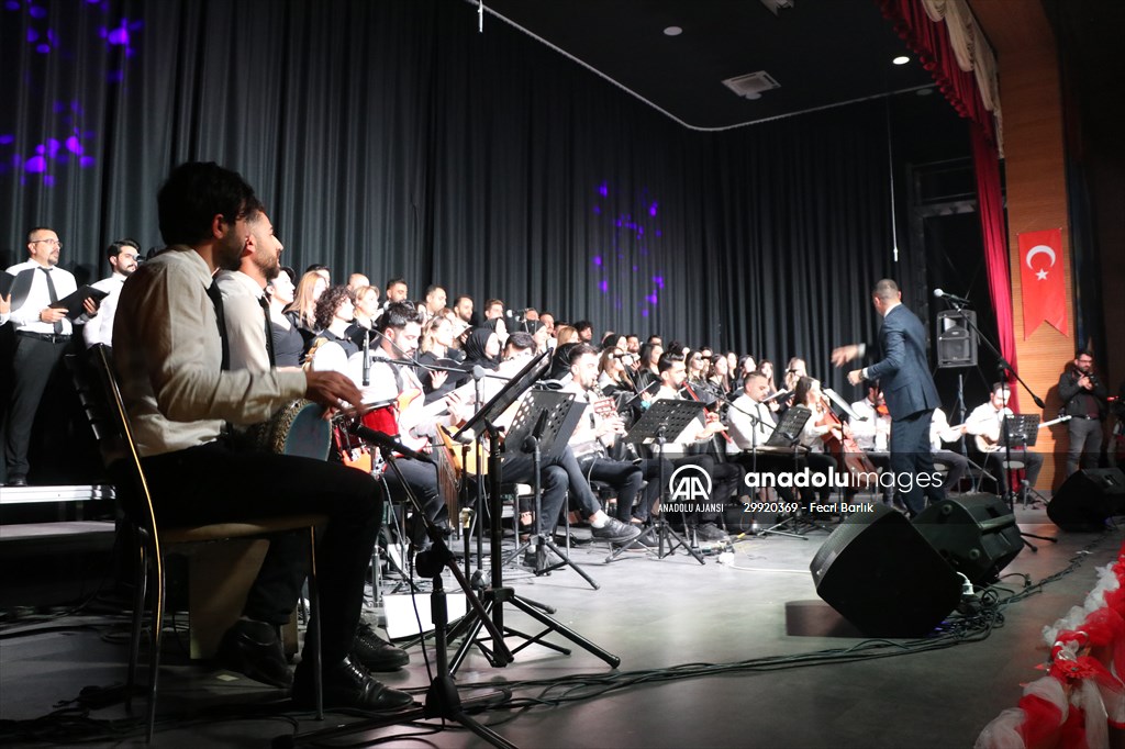 Siirt'te farklı meslek gruplarının oluşturduğu koro seyirciyle buluştu