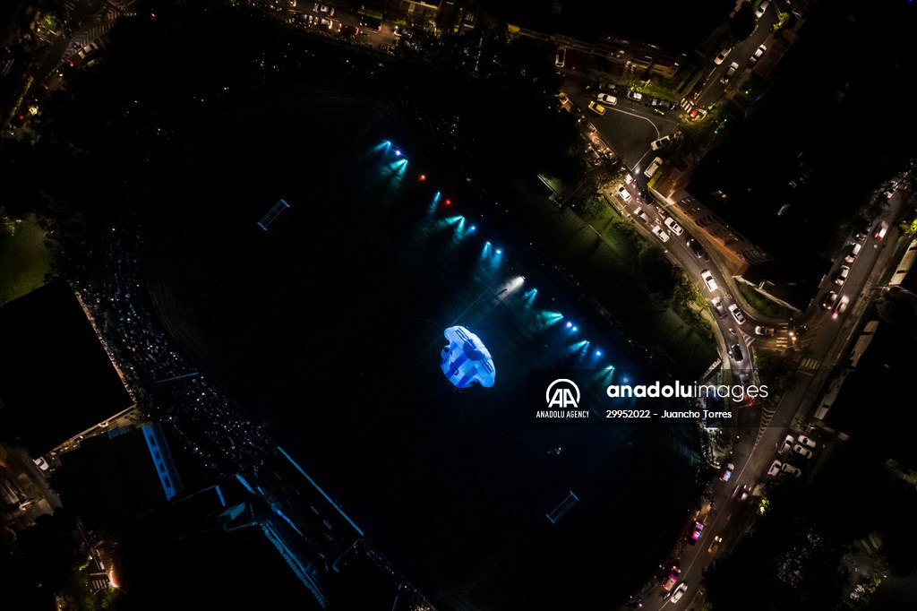 Colombians want to win Guinness with Lionel Messi inflatable jersey