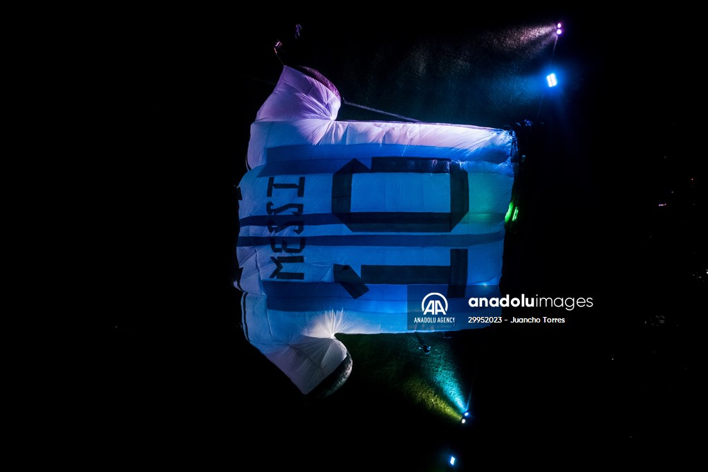 Colombians want to win Guinness with Lionel Messi inflatable jersey