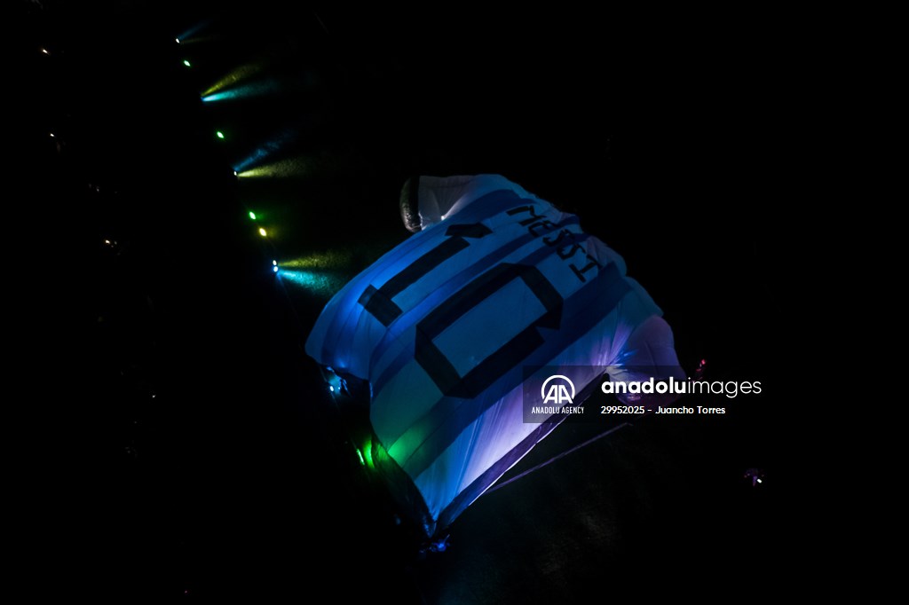 Colombians want to win Guinness with Lionel Messi inflatable jersey