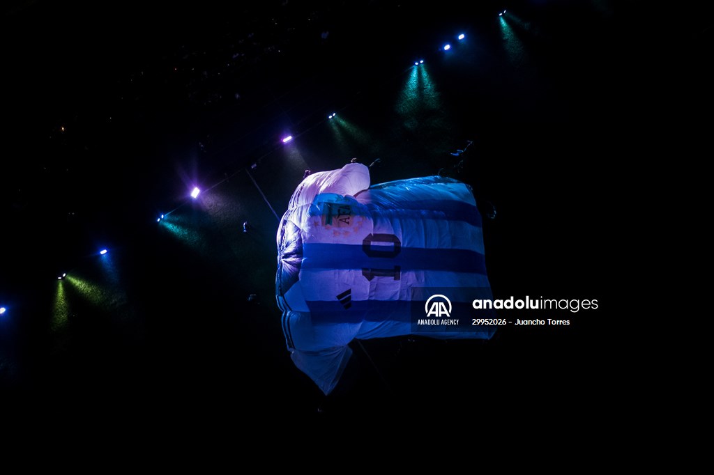 Colombians want to win Guinness with Lionel Messi inflatable jersey