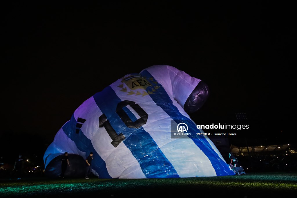 Colombians want to win Guinness with Lionel Messi inflatable jersey