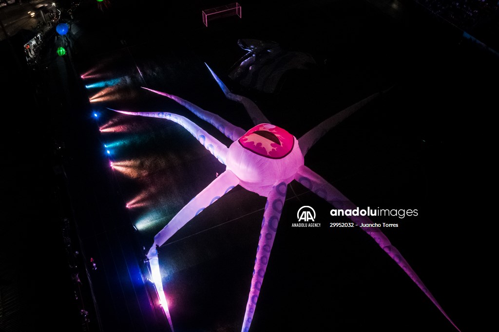 Colombians want to win Guinness with Lionel Messi inflatable jersey