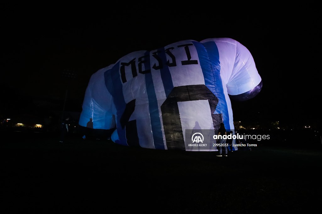 Colombians want to win Guinness with Lionel Messi inflatable jersey
