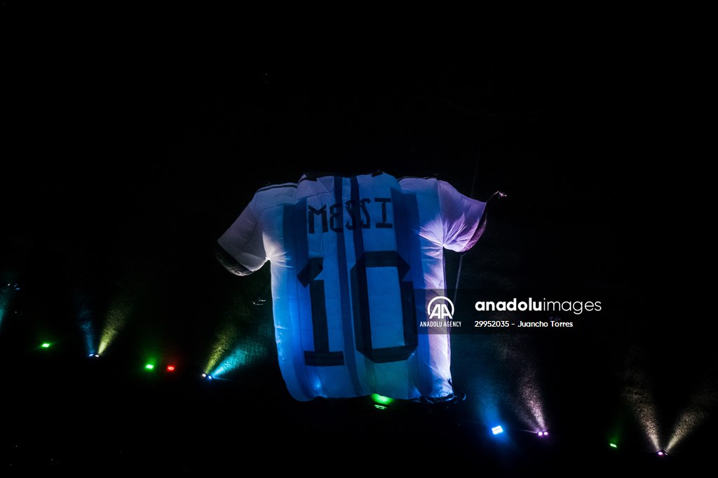 Colombians want to win Guinness with Lionel Messi inflatable jersey