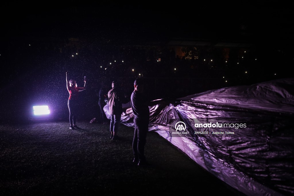 Colombians want to win Guinness with Lionel Messi inflatable jersey