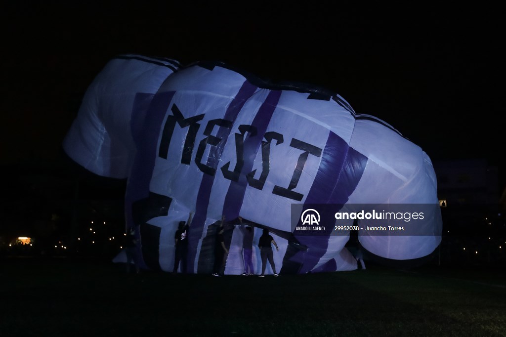 Colombians want to win Guinness with Lionel Messi inflatable jersey