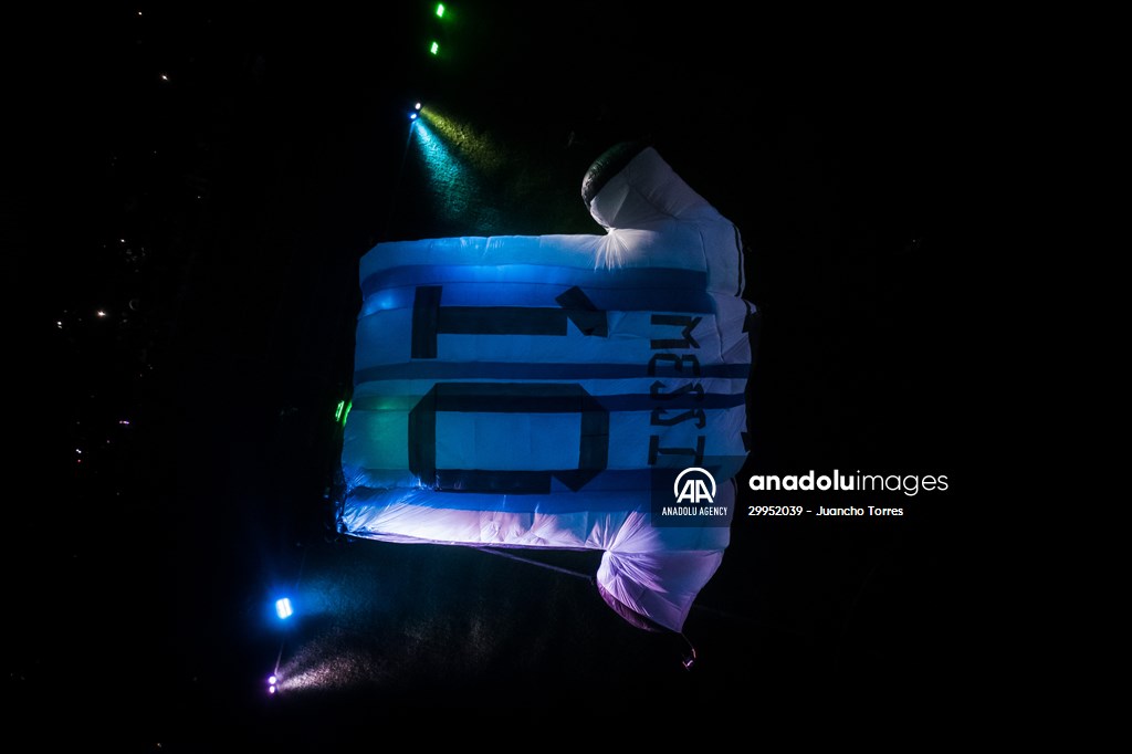 Colombians want to win Guinness with Lionel Messi inflatable jersey