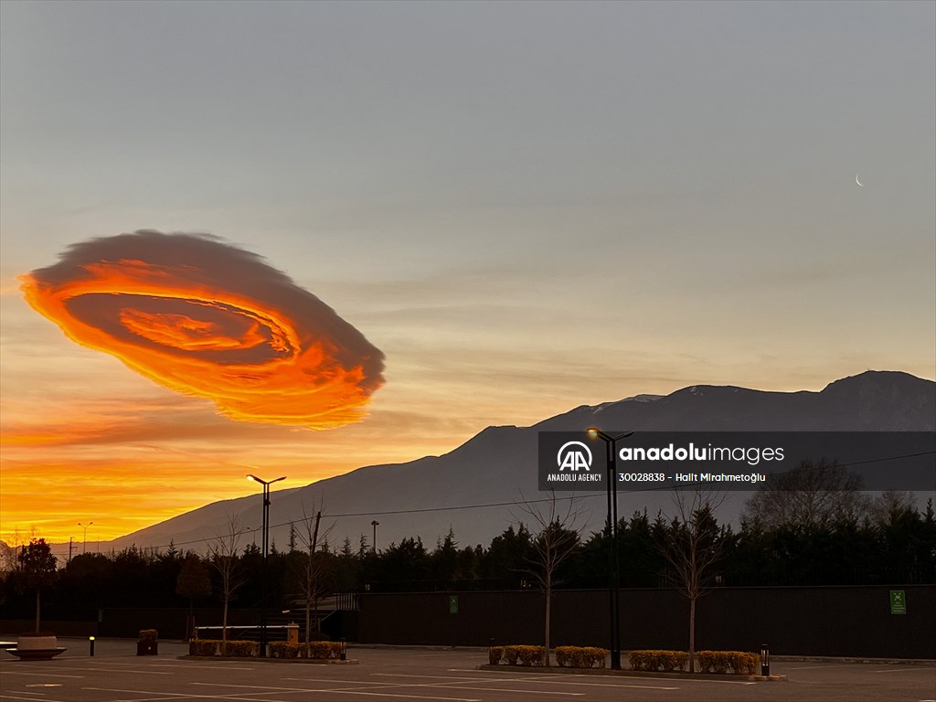Lenticular cloud in Turkiye's Bursa