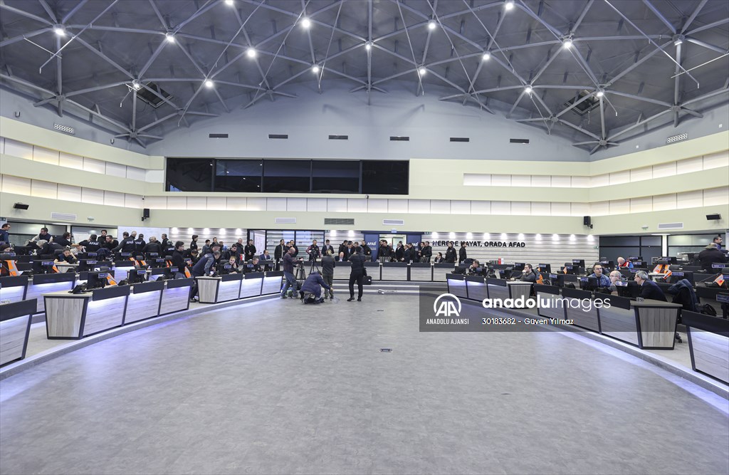 Cumhurbaşkanı Yardımcısı Oktay ve bazı bakanlar deprem çalışmalarını AFAD'dan koordine ediyor