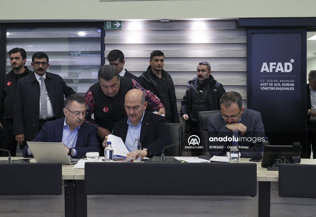 Cumhurbaşkanı Yardımcısı Oktay ve bazı bakanlar deprem çalışmalarını AFAD'dan koordine ediyor