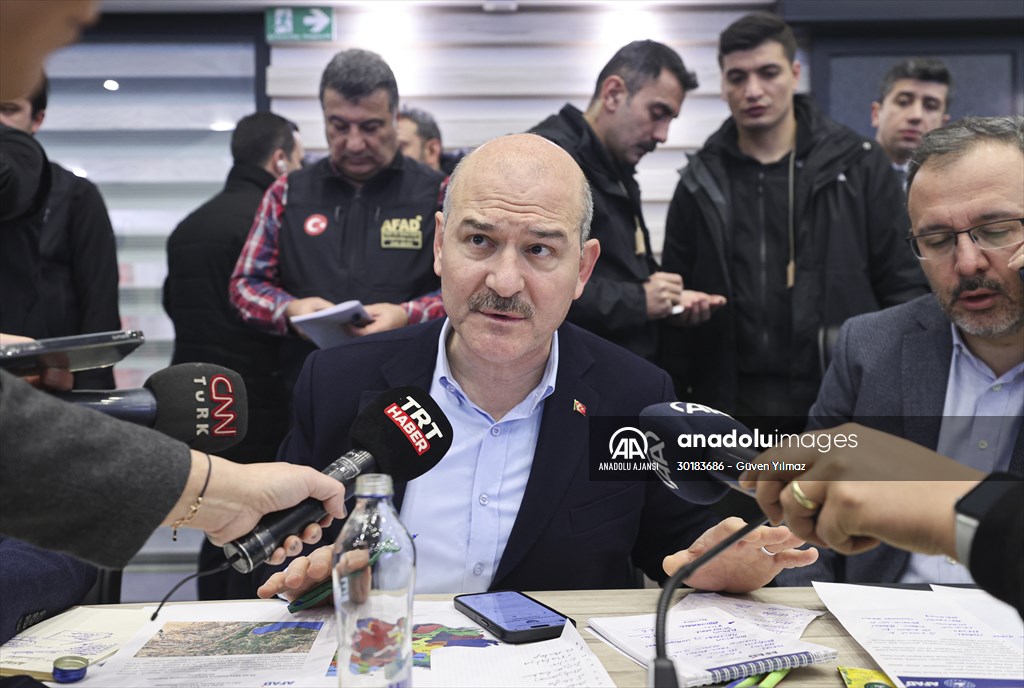 Cumhurbaşkanı Yardımcısı Oktay ve bazı bakanlar deprem çalışmalarını AFAD'dan koordine ediyor