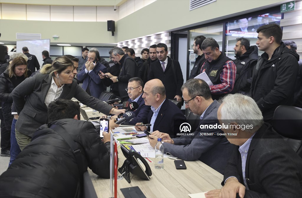 Cumhurbaşkanı Yardımcısı Oktay ve bazı bakanlar deprem çalışmalarını AFAD'dan koordine ediyor