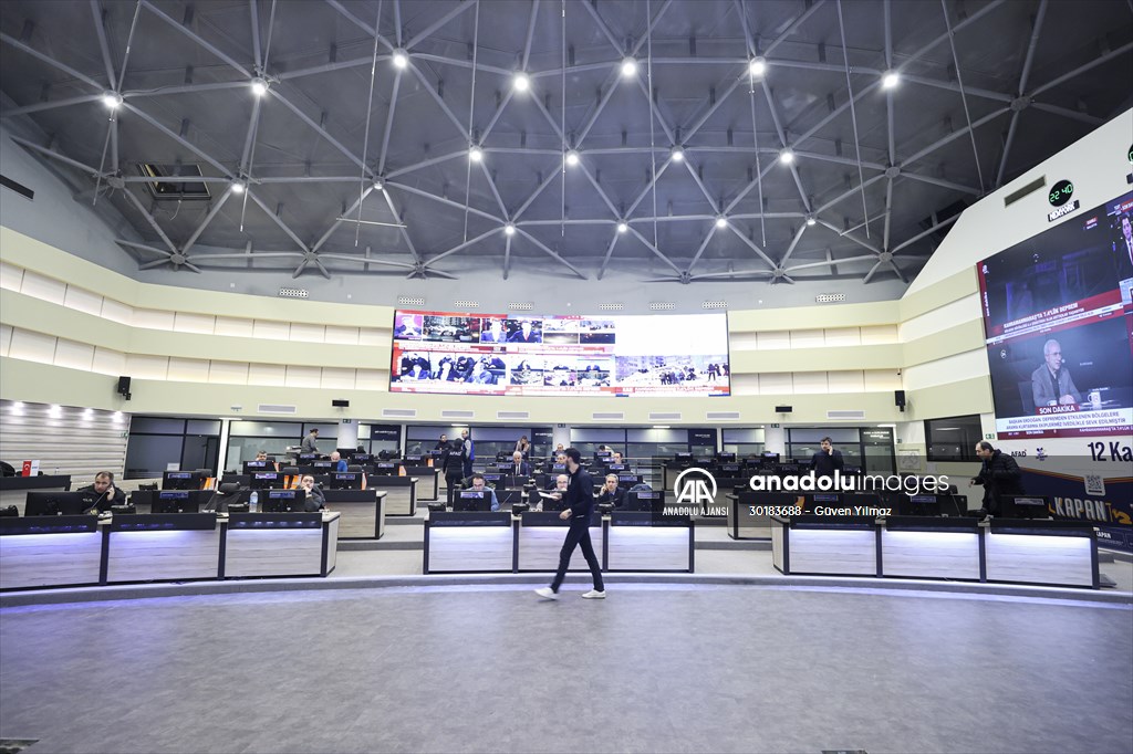 Cumhurbaşkanı Yardımcısı Oktay ve bazı bakanlar deprem çalışmalarını AFAD'dan koordine ediyor