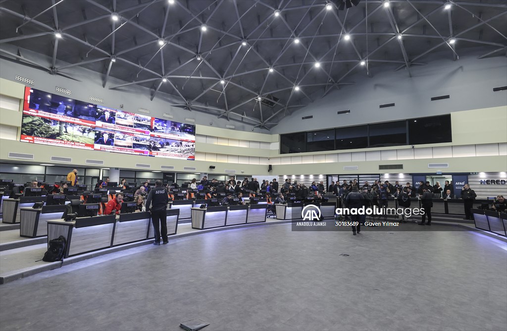 Cumhurbaşkanı Yardımcısı Oktay ve bazı bakanlar deprem çalışmalarını AFAD'dan koordine ediyor