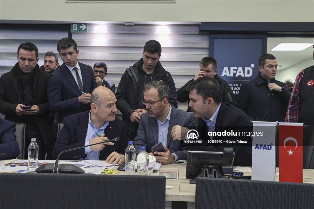 Cumhurbaşkanı Yardımcısı Oktay ve bazı bakanlar deprem çalışmalarını AFAD'dan koordine ediyor