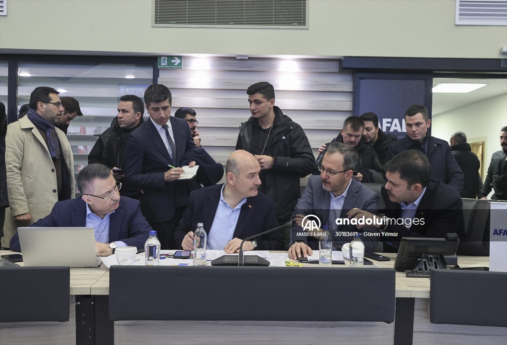 Cumhurbaşkanı Yardımcısı Oktay ve bazı bakanlar deprem çalışmalarını AFAD'dan koordine ediyor