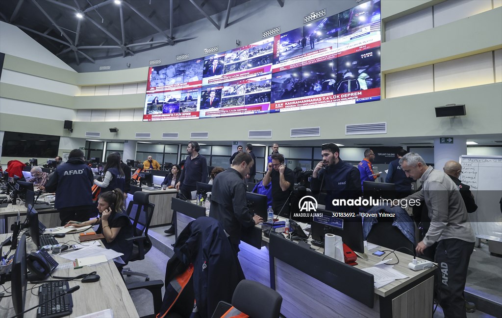 Cumhurbaşkanı Yardımcısı Oktay ve bazı bakanlar deprem çalışmalarını AFAD'dan koordine ediyor