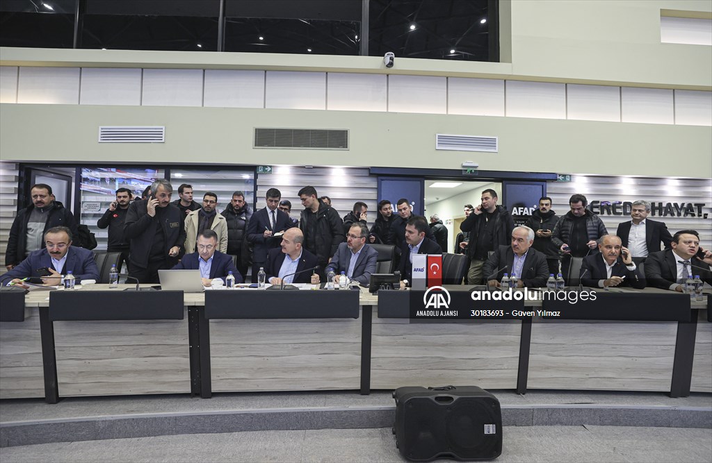 Cumhurbaşkanı Yardımcısı Oktay ve bazı bakanlar deprem çalışmalarını AFAD'dan koordine ediyor