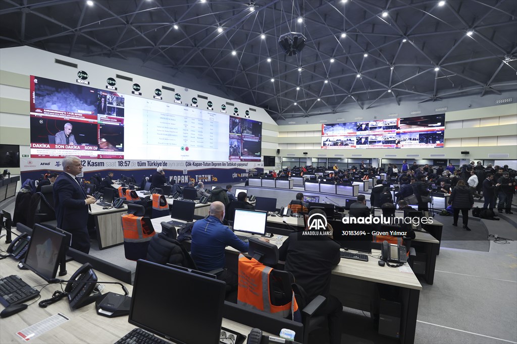 Cumhurbaşkanı Yardımcısı Oktay ve bazı bakanlar deprem çalışmalarını AFAD'dan koordine ediyor