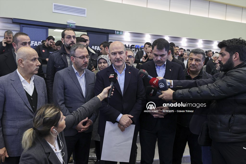 Cumhurbaşkanı Yardımcısı Oktay ve bazı bakanlar deprem çalışmalarını AFAD'dan koordine ediyor