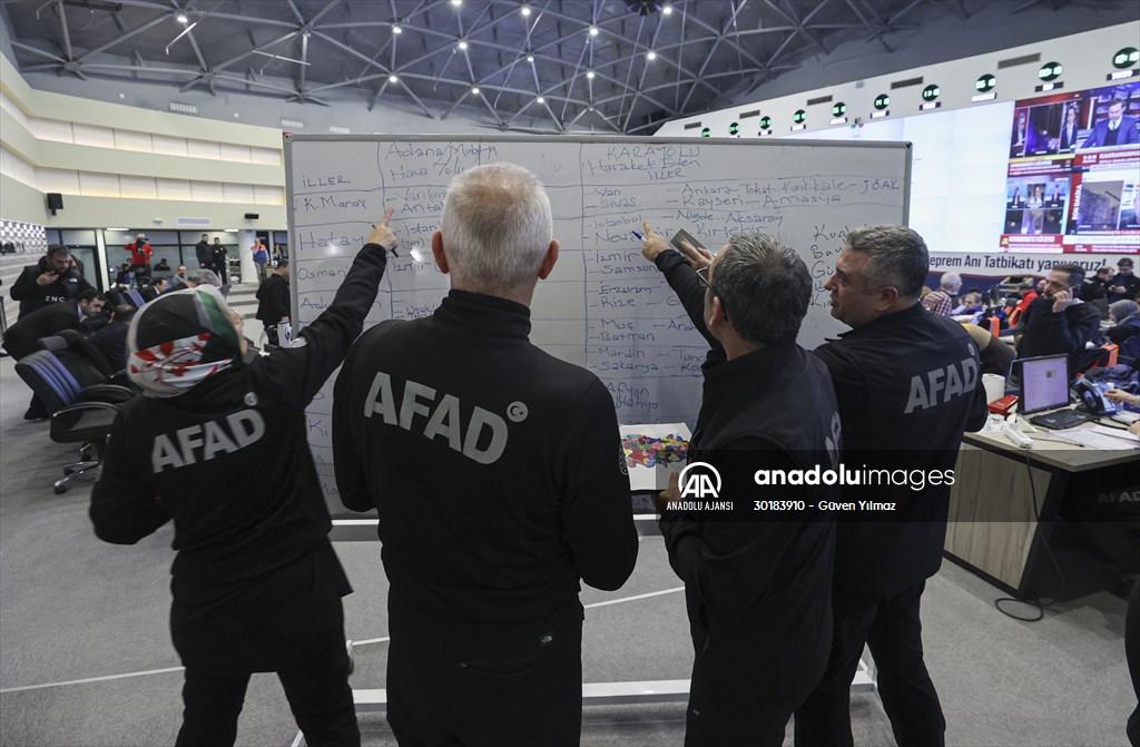 Cumhurbaşkanı Yardımcısı Oktay deprem çalışmalarını AFAD'dan koordine ediyor