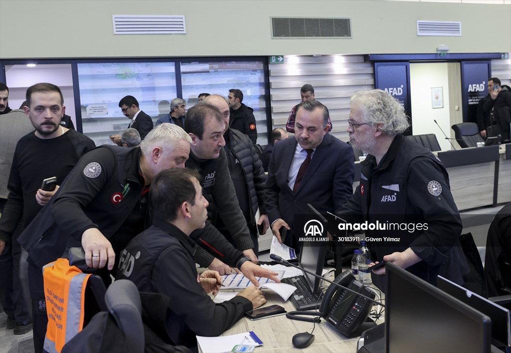 Cumhurbaşkanı Yardımcısı Oktay deprem çalışmalarını AFAD'dan koordine ediyor