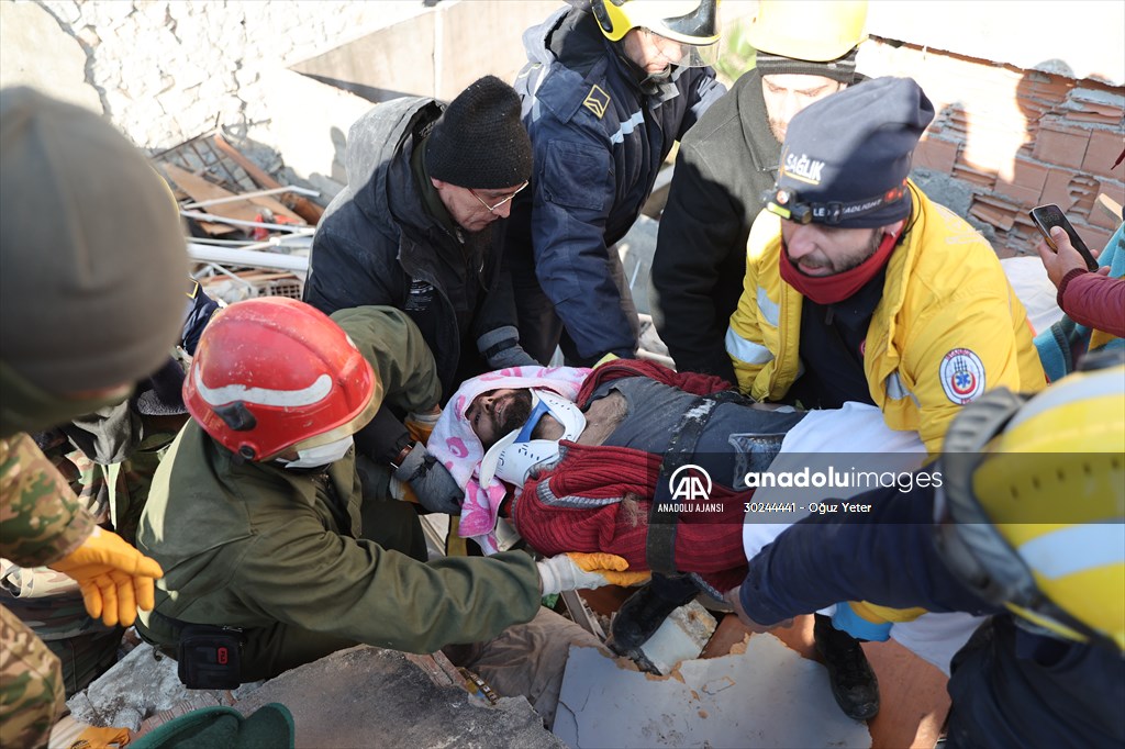 Özbekistan ekibi 102 saat sonra enkazdan canlı kurtardı