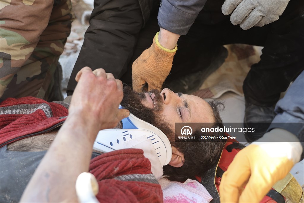 Özbekistan ekibi 102 saat sonra enkazdan canlı kurtardı