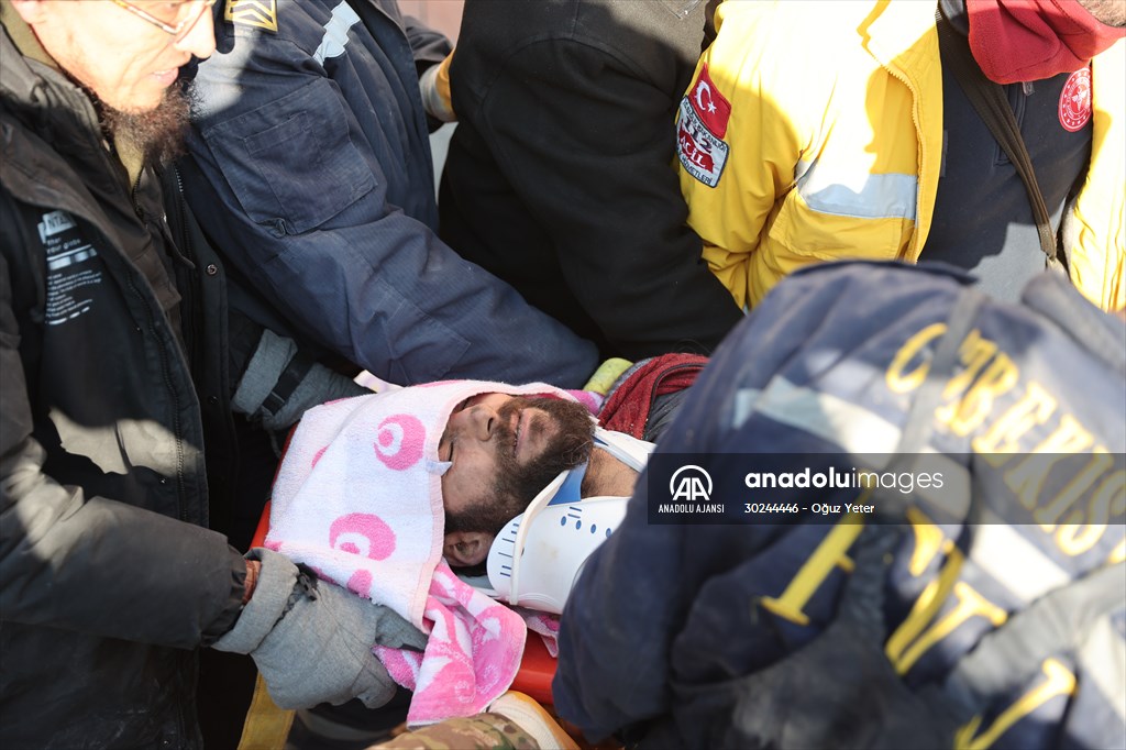 Özbekistan ekibi 102 saat sonra enkazdan canlı kurtardı