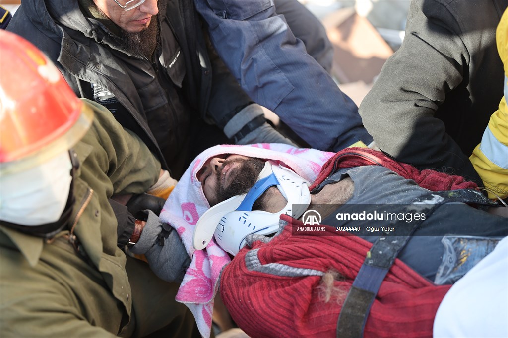 Özbekistan ekibi 102 saat sonra enkazdan canlı kurtardı