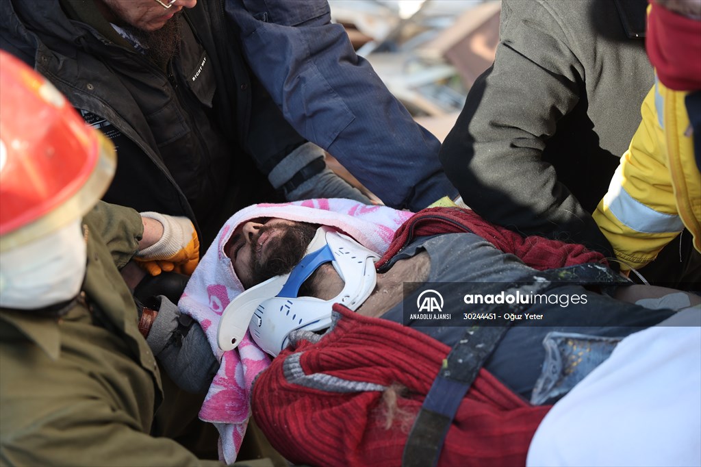 Özbekistan ekibi 102 saat sonra enkazdan canlı kurtardı