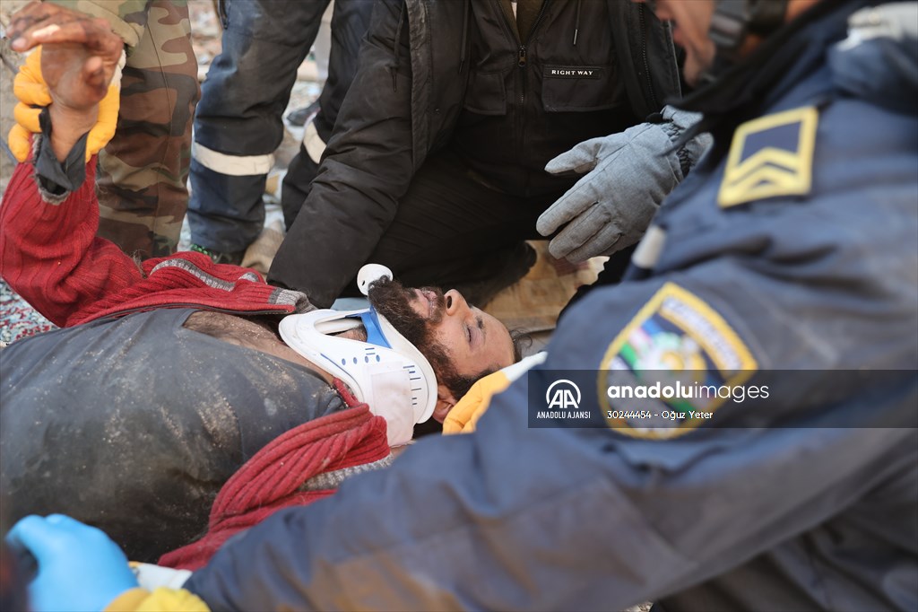 Özbekistan ekibi 102 saat sonra enkazdan canlı kurtardı