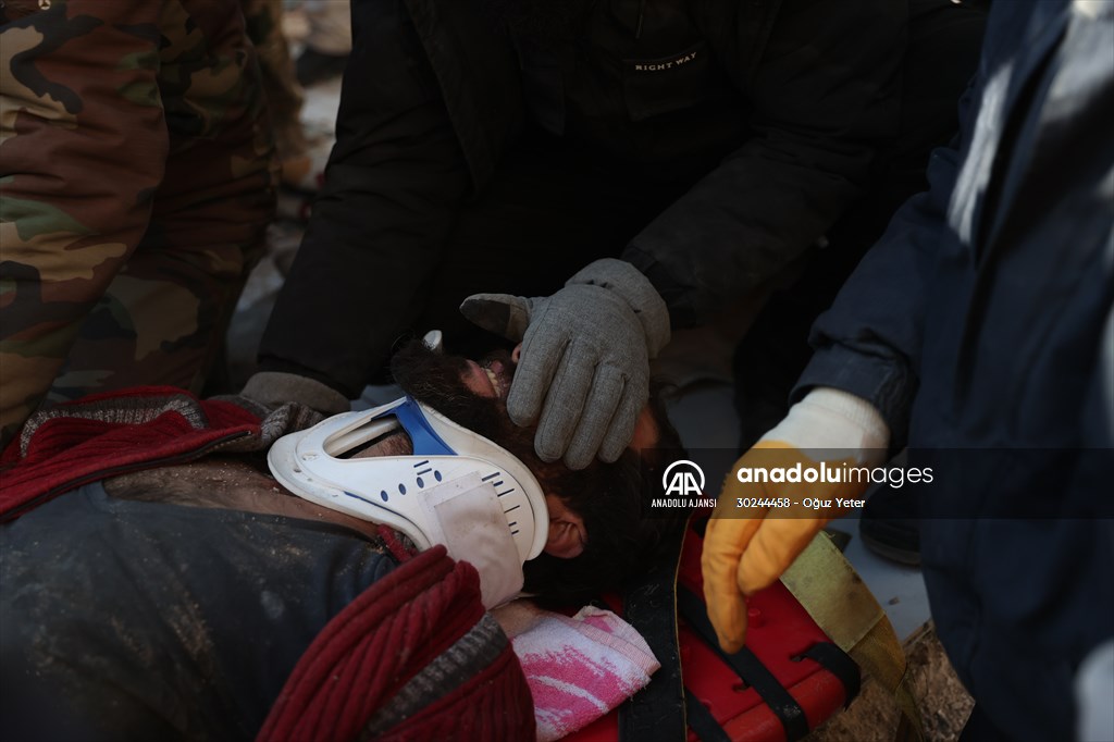 Özbekistan ekibi 102 saat sonra enkazdan canlı kurtardı