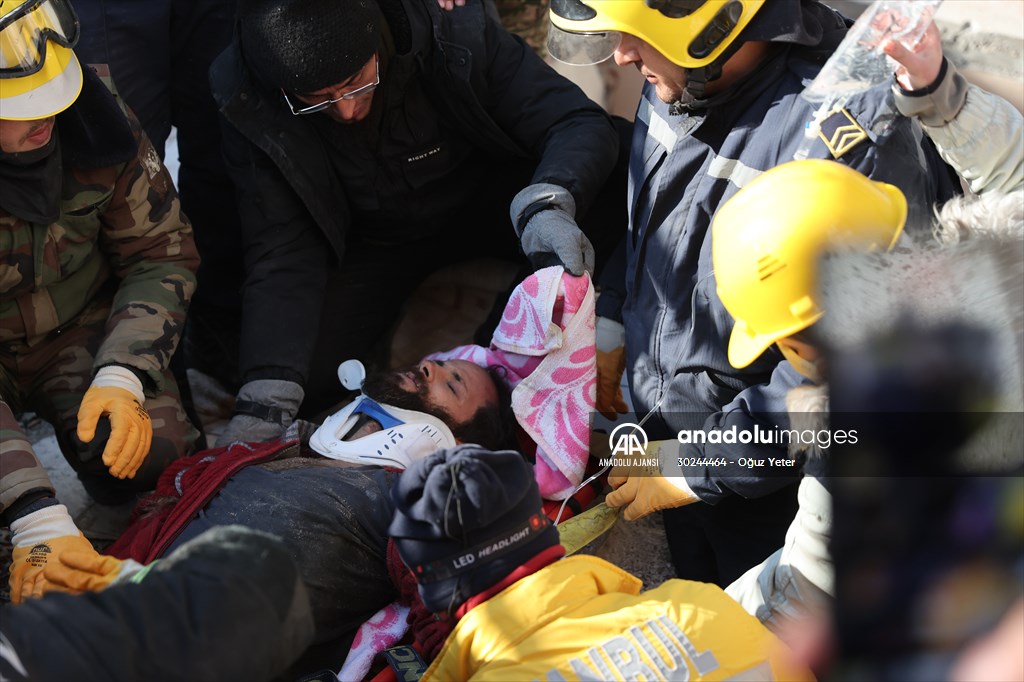 Özbekistan ekibi 102 saat sonra enkazdan canlı kurtardı