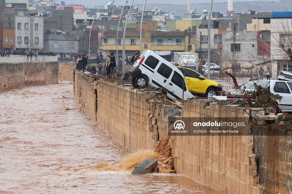 Rescue works continue for citizens stranded due to floods in Sanliurfa